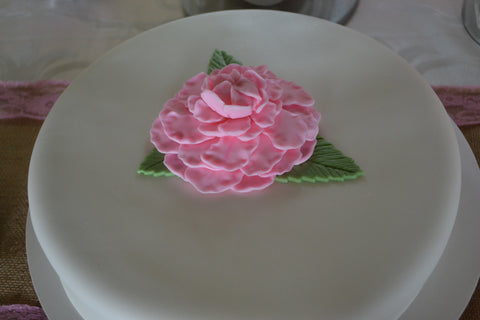 flower cake by sugar street boutique toronto. flower cake toronto. fondant flower cake. fondant flower. bridal cake. wedding cake toronto. pink fondant cake. chocolate cake. pink flower cake. white and pink flower cake. designer cake toronto.
