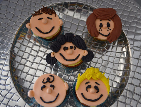 Snoopy/Peanuts cupcakes by Sugar Street Boutique. Toronto.  Peanuts cupcakes. Snoopy cupcakes. Lucy cupcakes. vanilla cupcakes. cream cheese icing. cupcakes.