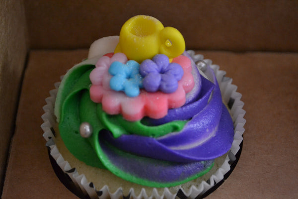 Mad hatter cupcakes by sugar street boutique. toronto cupcakes. toronto mad hatter cupcakes. mad hatter cupcakes. alice in wonderland cupcakes toronto. alice in wonderland cupcakes. designer cupcakes. alice in wonderland. mad hatter. chocolate cupcakes. vanilla cupcakes. sugar street boutique. teacup cupcake.
