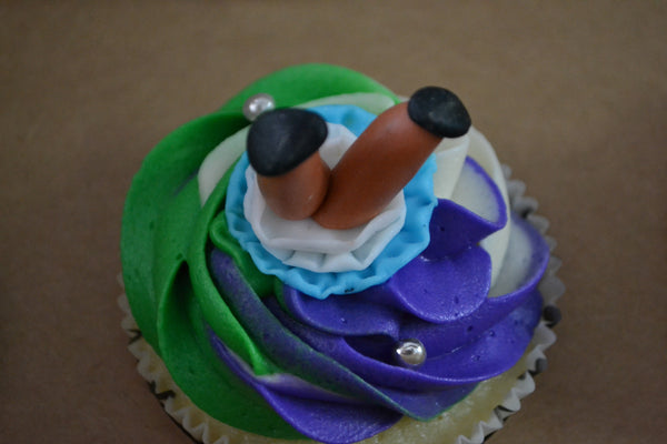Mad hatter cupcakes by sugar street boutique. toronto cupcakes. toronto mad hatter cupcakes. mad hatter cupcakes. alice in wonderland cupcakes toronto. alice in wonderland cupcakes. designer cupcakes. alice in wonderland. mad hatter. chocolate cupcakes. vanilla cupcakes. sugar street boutique.