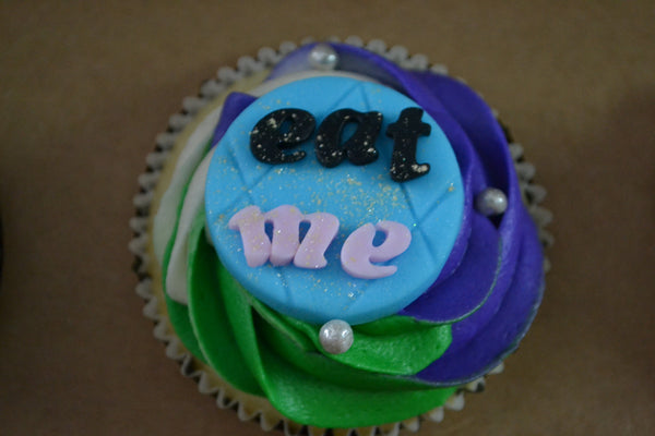 Mad hatter cupcakes by sugar street boutique. toronto cupcakes. toronto mad hatter cupcakes. mad hatter cupcakes. alice in wonderland cupcakes toronto. alice in wonderland cupcakes. designer cupcakes. alice in wonderland. mad hatter. chocolate cupcakes. vanilla cupcakes. sugar street boutique. eat me cupcake.