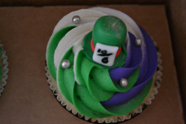 Mad hatter cupcakes by sugar street boutique. toronto cupcakes. toronto mad hatter cupcakes. mad hatter cupcakes. alice in wonderland cupcakes toronto. alice in wonderland cupcakes. designer cupcakes. alice in wonderland. mad hatter. chocolate cupcakes. vanilla cupcakes. sugar street boutique. hat cupcake.