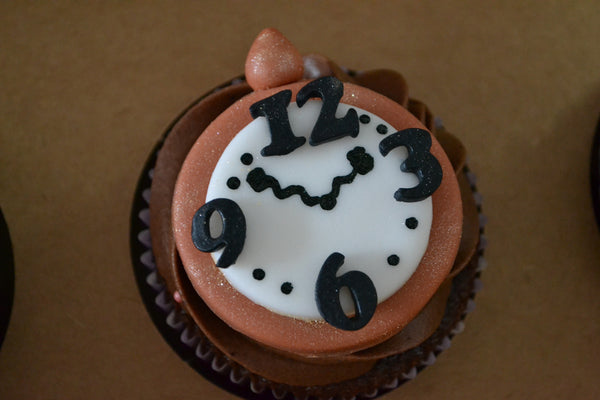 Mad hatter cupcakes by sugar street boutique. toronto cupcakes. toronto mad hatter cupcakes. mad hatter cupcakes. alice in wonderland cupcakes toronto. alice in wonderland cupcakes. designer cupcakes. alice in wonderland. mad hatter. chocolate cupcakes. vanilla cupcakes. sugar street boutique. clock cupcakes. watch cupcake