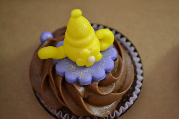 Mad hatter cupcakes by sugar street boutique. toronto cupcakes. toronto mad hatter cupcakes. mad hatter cupcakes. alice in wonderland cupcakes toronto. alice in wonderland cupcakes. designer cupcakes. alice in wonderland. mad hatter. chocolate cupcakes. vanilla cupcakes. sugar street boutique. teapot cupcake.
