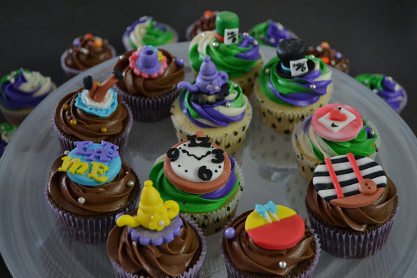 Mad hatter cupcakes by sugar street boutique. toronto cupcakes. toronto mad hatter cupcakes. mad hatter cupcakes. alice in wonderland cupcakes toronto. alice in wonderland cupcakes. designer cupcakes. alice in wonderland. mad hatter. chocolate cupcakes. vanilla cupcakes. sugar street boutique.