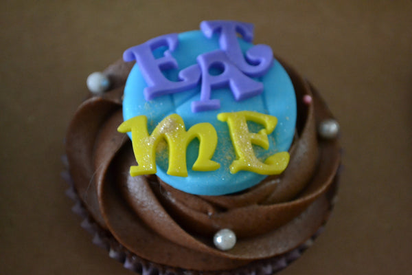 Mad hatter cupcakes by sugar street boutique. toronto cupcakes. toronto mad hatter cupcakes. mad hatter cupcakes. alice in wonderland cupcakes toronto. alice in wonderland cupcakes. designer cupcakes. alice in wonderland. mad hatter. chocolate cupcakes. vanilla cupcakes. sugar street boutique. eat me cupcake.