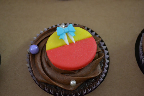 Mad hatter cupcakes by sugar street boutique. toronto cupcakes. toronto mad hatter cupcakes. mad hatter cupcakes. alice in wonderland cupcakes toronto. alice in wonderland cupcakes. designer cupcakes. alice in wonderland. mad hatter. chocolate cupcakes. vanilla cupcakes. sugar street boutique. shirt cupcake.
