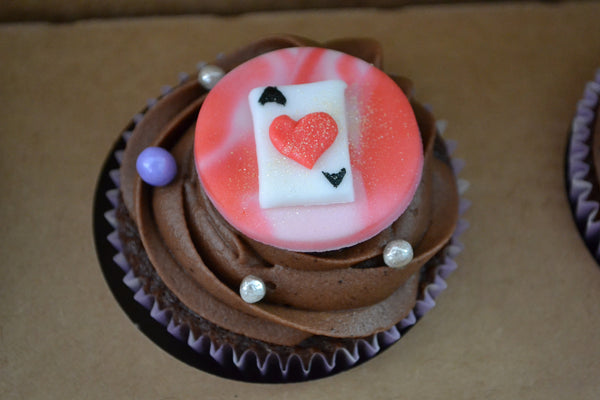 Mad hatter cupcakes by sugar street boutique. toronto cupcakes. toronto mad hatter cupcakes. mad hatter cupcakes. alice in wonderland cupcakes toronto. alice in wonderland cupcakes. designer cupcakes. alice in wonderland. mad hatter. chocolate cupcakes. vanilla cupcakes. sugar street boutique. aces cupcake. card cupcake.