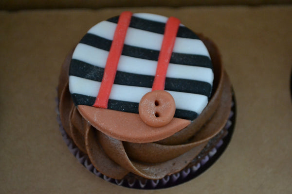 Mad hatter cupcakes by sugar street boutique. toronto cupcakes. toronto mad hatter cupcakes. mad hatter cupcakes. alice in wonderland cupcakes toronto. alice in wonderland cupcakes. designer cupcakes. alice in wonderland. mad hatter. chocolate cupcakes. vanilla cupcakes. sugar street boutique.