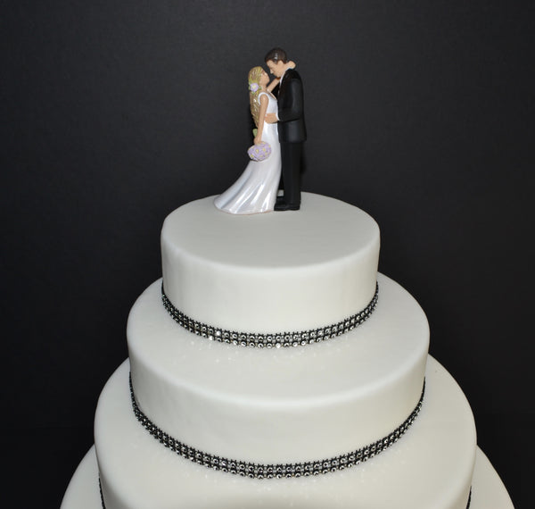 Altar steps round 5 tier black and white wedding cake by Sugar Street Boutique Toronto with free delivery